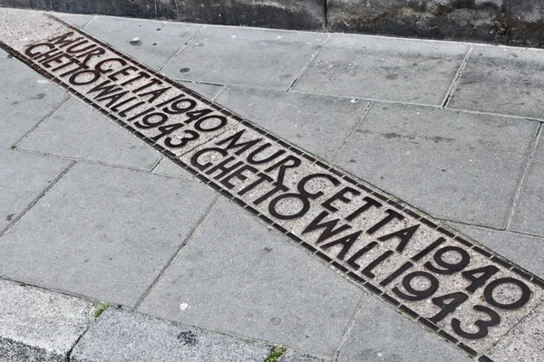 Marqueur du mur du ghetto de Varsovie dans la rue — Photo