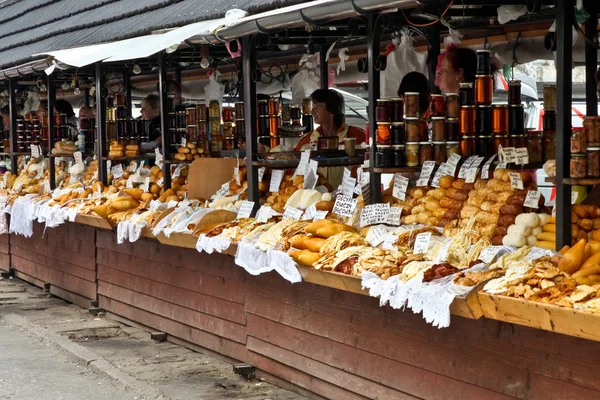 Queso esmaltado tradicional oscypek en un mercado en Zakopane — Foto de Stock
