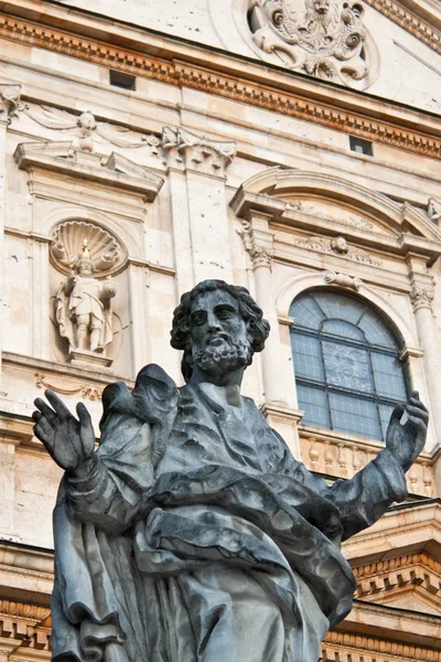 Staty av aposteln nära heliga Petrus och Paulus kyrka i krakow — Stockfoto