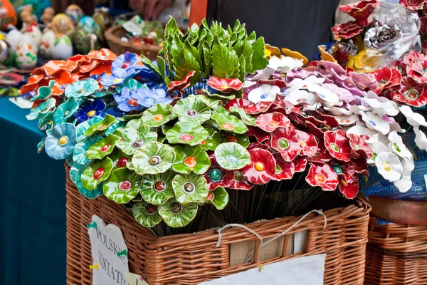 Handgjorda blommor, av keramiskt material — Stockfoto