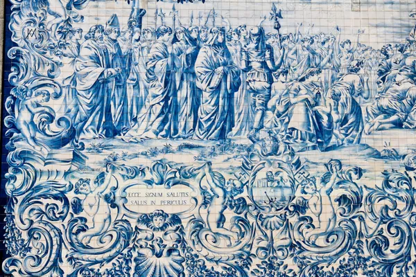 Azulejos pintados na parede de uma igreja no Porto — Fotografia de Stock