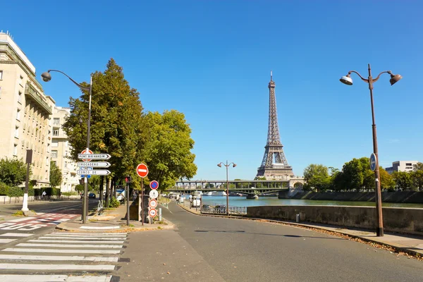 Calle París, Sena, puente Bir-Hakeim y torre Eiffel — Foto de Stock