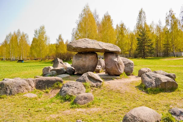 石棚的巨石在白俄罗斯首都明斯克的地质公园博物馆. — 图库照片