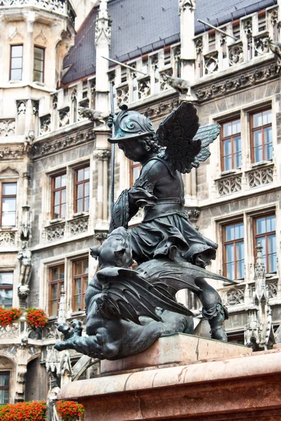 Statue des Putto, der einen Drachen tötet — Stockfoto
