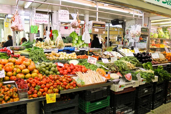 Varias verduras frescas en el mercado . — Foto de Stock