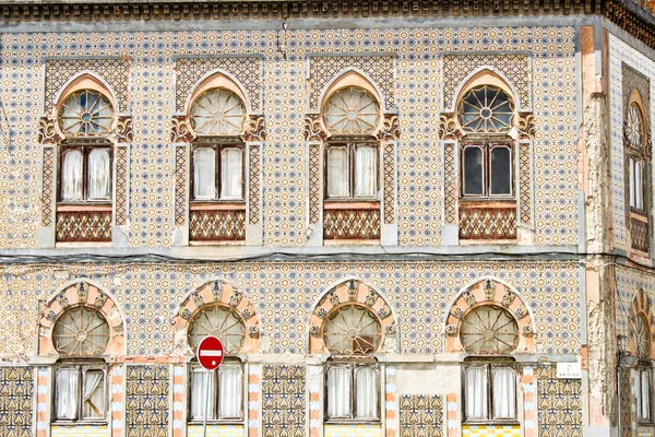 Parede da antiga casa decorada com azulejos . — Fotografia de Stock