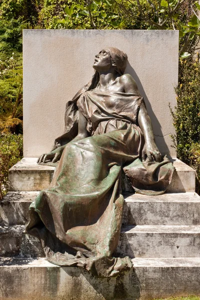 Sculptuur "dor" in crystal palace gardens, porto. — Stockfoto