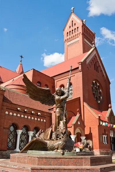 Mihály arkangyal és a katolikus egyház a Szent simon és helena-szobor — Stock Fotó