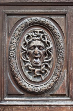 medusa başı bir kapıda oyma
