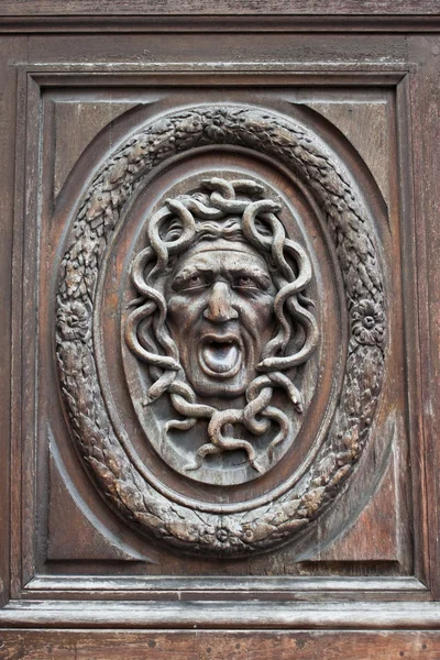 Medusa head carving on a door — Stock Photo, Image