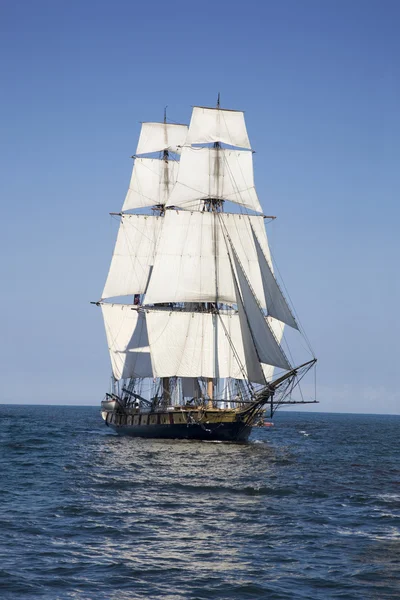 Высокий корабль, плывущий по синим водам — стоковое фото