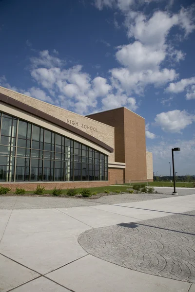 Modern high school on a sunny morning with blue sky and clouds — Stock Photo, Image