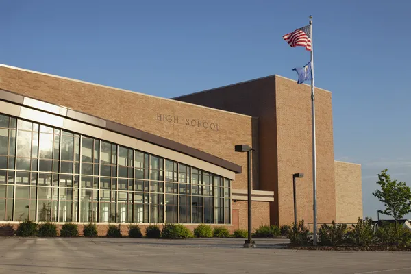 Escola secundária moderna com bandeiras americanas e Minnesota voando — Fotografia de Stock