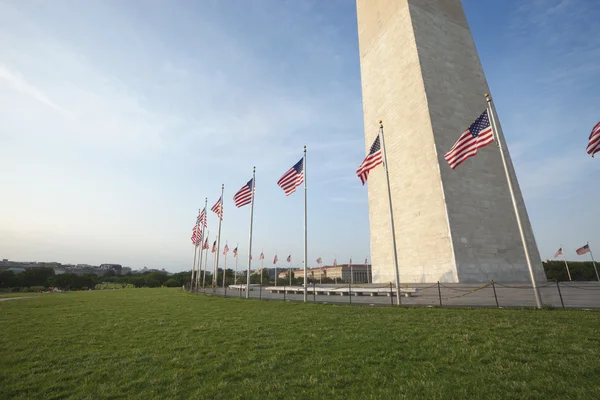 Szeroki kąt widzenia podstawy Pomnik Waszyngtona z flagi — Zdjęcie stockowe