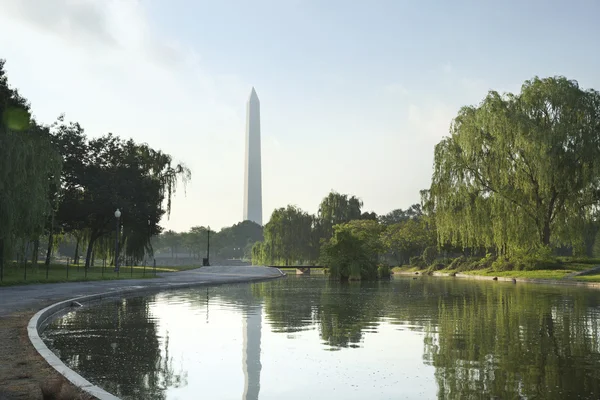 Morning shot of the Washington Monument reflected in a pond — Stock Photo, Image