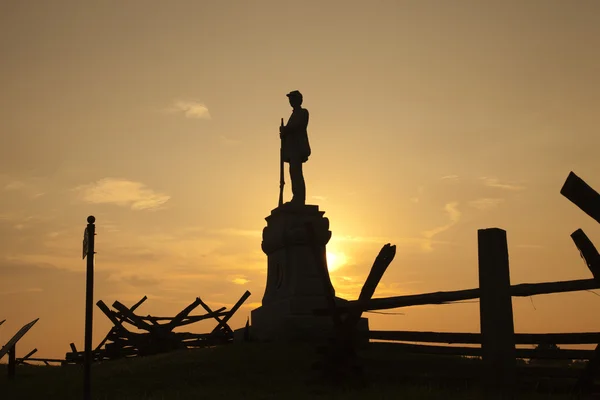 Silhouette of Civil War monument at Bloody Lane, Antietam Battle — Stock Photo, Image