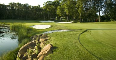 Golf tuzaklar ve su ile yeşil