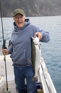 Alaska mutlu balıkçı büyük gümüş somon tutar