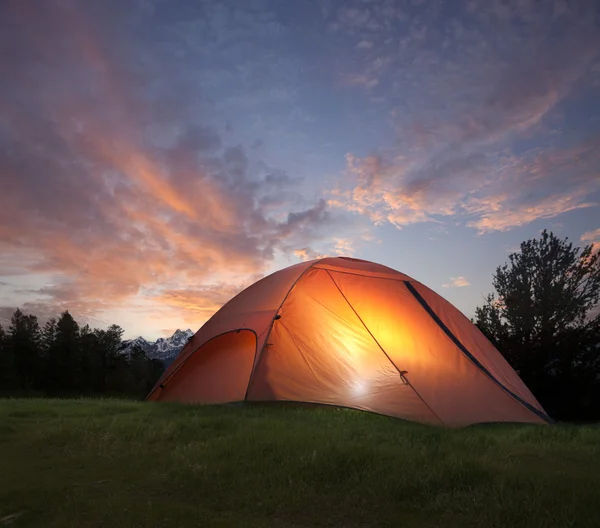 Tente avec lumière à l'intérieur au crépuscule près des montagnes du Grand Teton — Photo