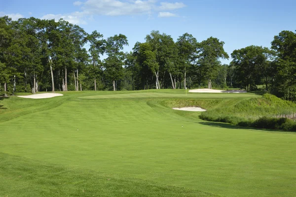 Golf fairway och green med bunkrar — Stockfoto