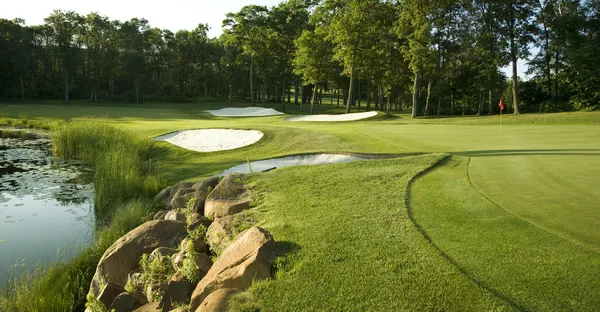 Golf tuzaklar ve su ile yeşil — Stok fotoğraf