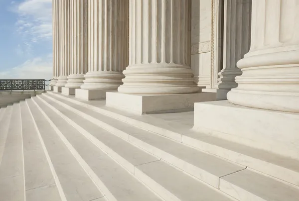 Passos e pilares do prédio da Suprema Corte em Washington DC Fotos De Bancos De Imagens