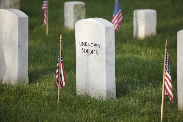 Lápida de un soldado desconocido en el Cementerio Nacional de Arlington — Foto de Stock