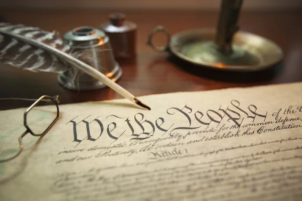 Constituição dos Estados Unidos com pena, óculos e castiçal — Fotografia de Stock