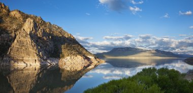 Amerikan Batı rocky point yansıtan sakin göl