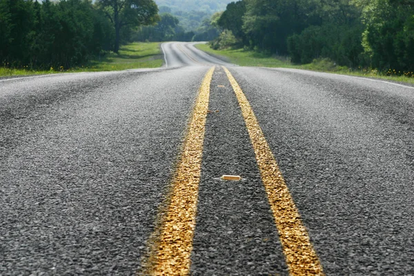 Baixo ângulo de visão da estrada curva no Texas Hill Country — Fotografia de Stock