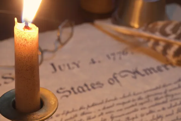 Selective focus view of Declaration of Independence with burning — Stock Photo, Image