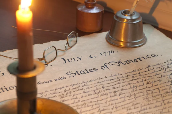 Declaração de independência com suporte de vela, óculos e quil — Fotografia de Stock