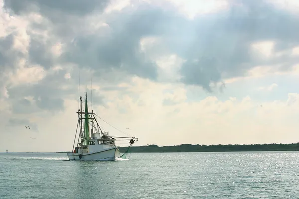 Garnelenboot kehrt vom Tag des Fischfangs zurück — Stockfoto