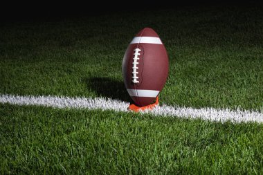 kolej futbol tee gece üzerinde