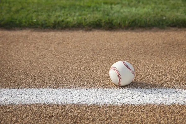 Baseball sur le chemin de base avec herbe dans le champ — Photo