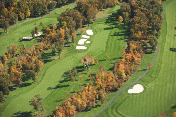 Вид з повітря на поле для гольфу восени — стокове фото