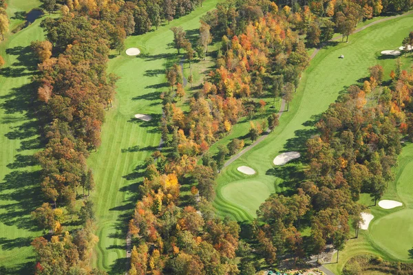 Letecký pohled na golfové hřiště na podzim — Stock fotografie