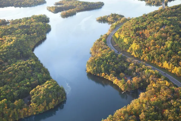 Curving road along Mississippi River during autumn — Stock Photo, Image