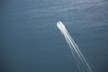 Beyaz bırakarak sürat teknesi havadan görünümü uyan bir gölde