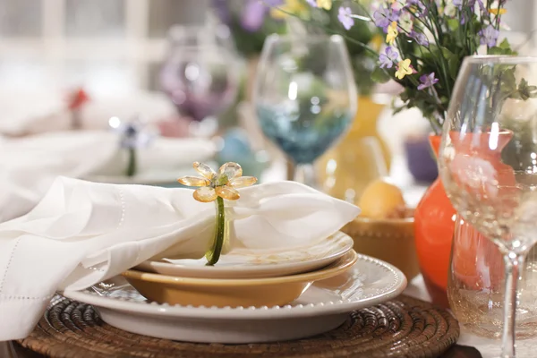 Vista seletiva do foco das configurações do local de jantar da primavera ou da Páscoa — Fotografia de Stock