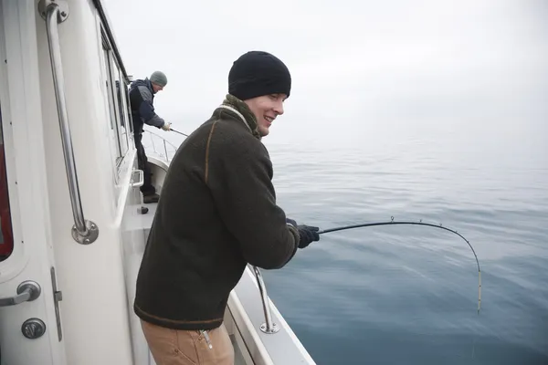 Deux pêcheurs heureux attrapant du poisson en Alaska — Photo