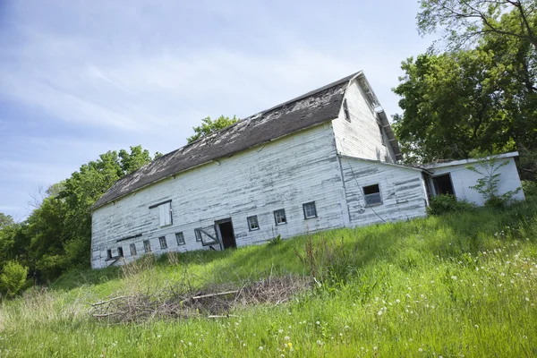 Staré, polorozpadlé bílá stodola v midwest — Stock fotografie