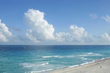Bulutlar ve plaj ile Karayip Denizi'nin güzel su
