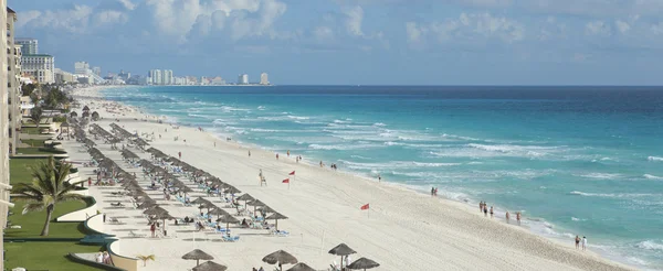 View of beach and Caribbean Sea in Cancun, Mexico — Stock Photo, Image