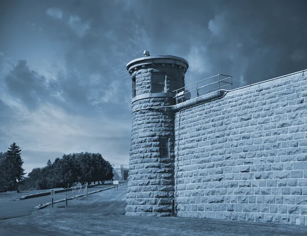 Toren op de hoek van hoge gevangenis muur bewaken — Stockfoto