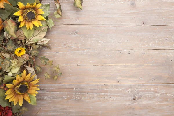 Bordo di caduta con girasoli su uno sfondo di legno grunge — Foto Stock