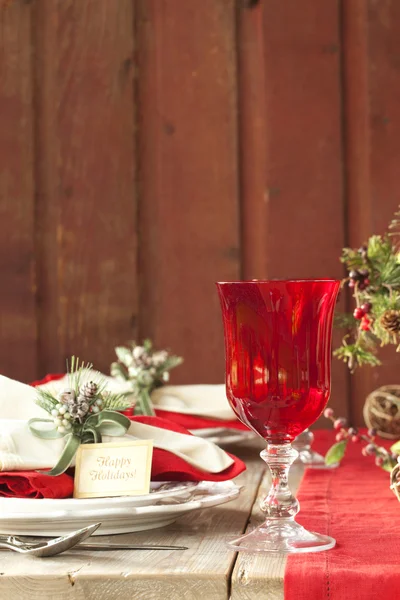 Kerstmis dineren scene op rustieke houten tafel en wand — Stockfoto