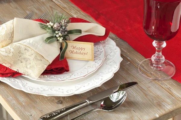 Elegante escena de comedor de Navidad en mesa de madera rústica —  Fotos de Stock