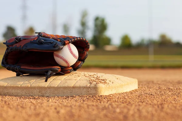 Foco Seletivo Uma Bola Beisebol Uma Luva Couro Uma Base — Fotografia de Stock