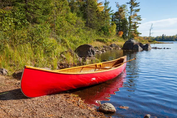 Red Wooden Canoe Shore Northern Minnesota Lake Rocks Pines Shore — Stock Photo, Image